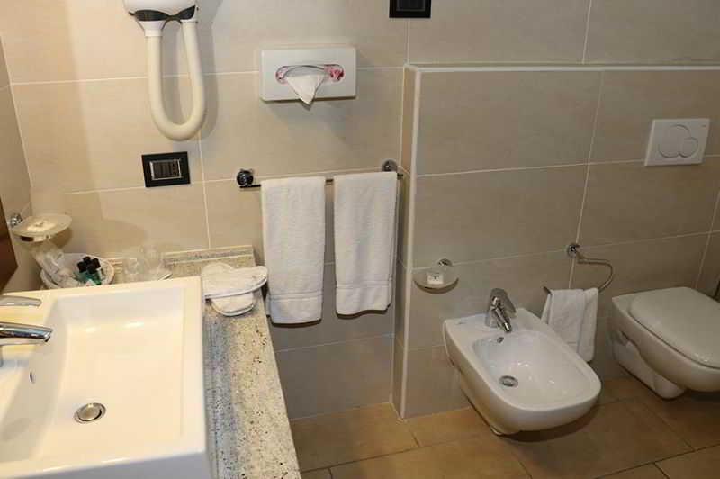 Hotel Cascina Canova Uggiate-Trevano Bagian luar foto